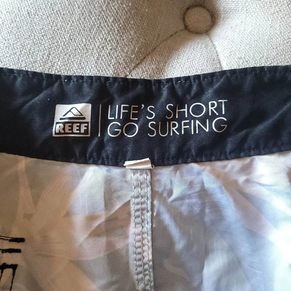 Reef Men's Floral Birds of Paradise Print Board Shorts Size 32